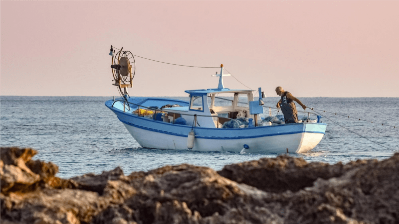 Kleines Fischerboot bei der Arbeit<br>