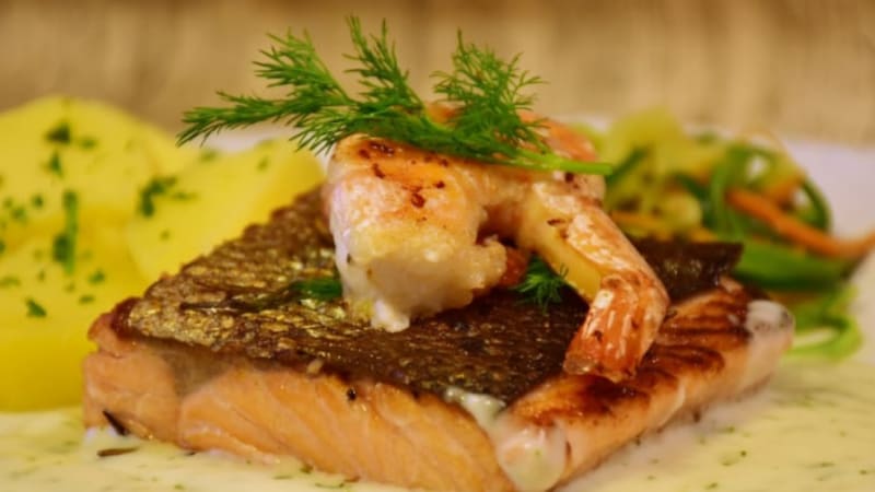 Omega-3 Fettsäuren in Fisch - Gebratener Fisch auf Teller<br>
